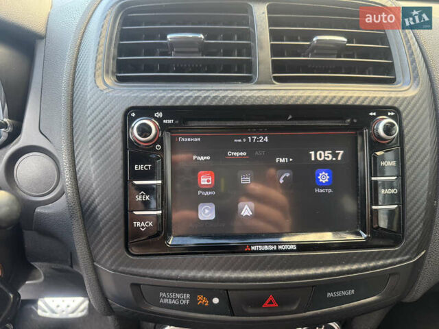 Белый Мицубиси Аутлендер, объемом двигателя 2 л и пробегом 133 тыс. км за 13000 $, фото 3 на Automoto.ua