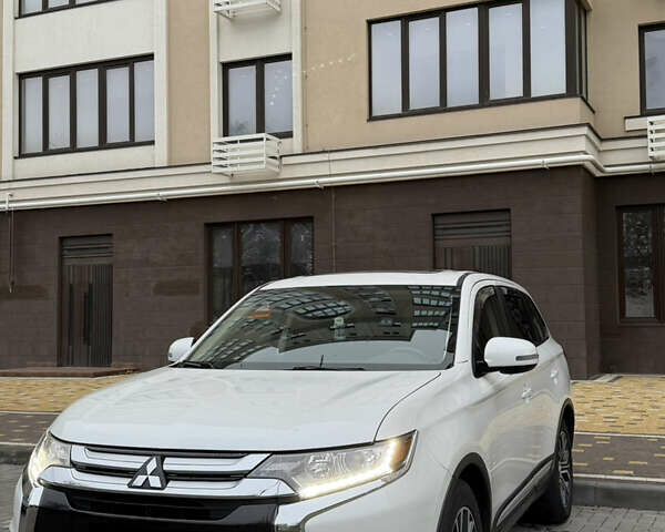 Белый Мицубиси Аутлендер, объемом двигателя 2.4 л и пробегом 53 тыс. км за 16900 $, фото 2 на Automoto.ua