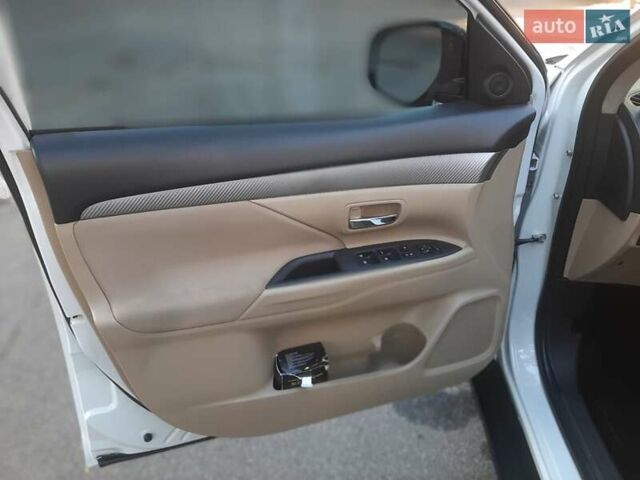 Белый Мицубиси Аутлендер, объемом двигателя 2.36 л и пробегом 90 тыс. км за 15500 $, фото 7 на Automoto.ua