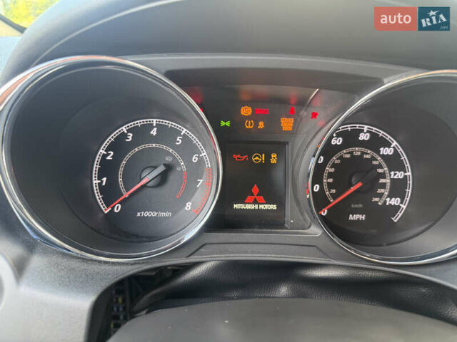 Белый Мицубиси Аутлендер, объемом двигателя 2 л и пробегом 133 тыс. км за 13000 $, фото 2 на Automoto.ua