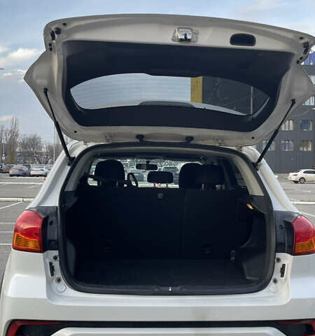 Білий Міцубісі Аутлендер, об'ємом двигуна 2 л та пробігом 47 тис. км за 13700 $, фото 12 на Automoto.ua