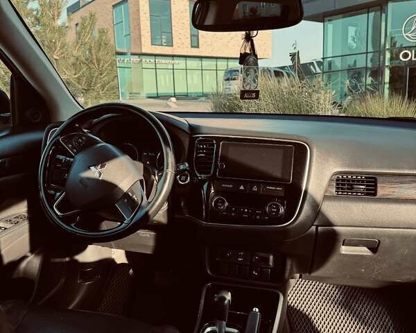 Белый Мицубиси Аутлендер, объемом двигателя 2.36 л и пробегом 149 тыс. км за 15800 $, фото 6 на Automoto.ua