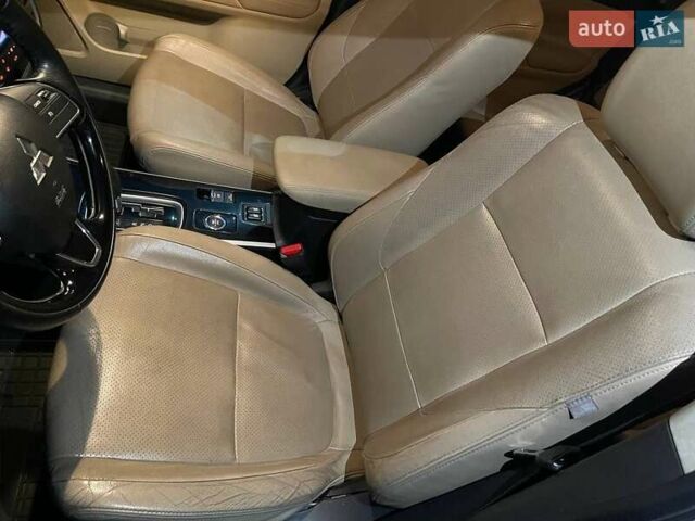 Белый Мицубиси Аутлендер, объемом двигателя 3 л и пробегом 148 тыс. км за 18500 $, фото 20 на Automoto.ua
