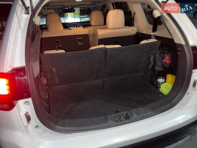 Белый Мицубиси Аутлендер, объемом двигателя 3 л и пробегом 148 тыс. км за 18500 $, фото 30 на Automoto.ua