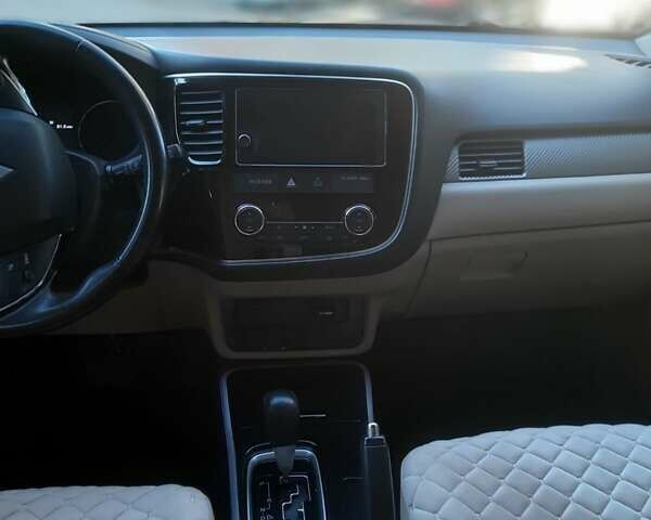 Белый Мицубиси Аутлендер, объемом двигателя 2.36 л и пробегом 90 тыс. км за 15500 $, фото 1 на Automoto.ua