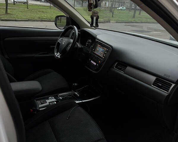 Белый Мицубиси Аутлендер, объемом двигателя 2.4 л и пробегом 53 тыс. км за 16900 $, фото 12 на Automoto.ua