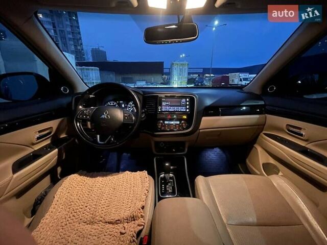 Белый Мицубиси Аутлендер, объемом двигателя 3 л и пробегом 148 тыс. км за 18500 $, фото 15 на Automoto.ua