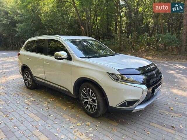 Белый Мицубиси Аутлендер, объемом двигателя 3 л и пробегом 160 тыс. км за 16900 $, фото 7 на Automoto.ua