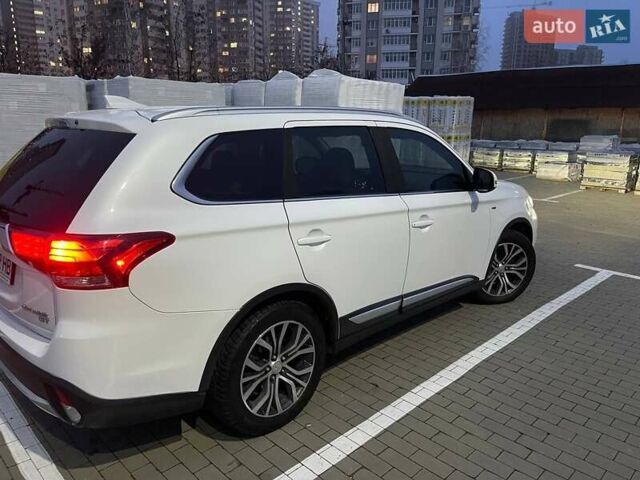 Белый Мицубиси Аутлендер, объемом двигателя 3 л и пробегом 148 тыс. км за 18500 $, фото 6 на Automoto.ua