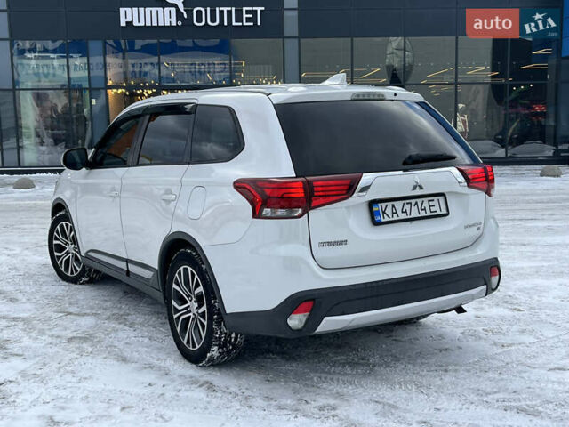 Белый Мицубиси Аутлендер, объемом двигателя 2.36 л и пробегом 210 тыс. км за 12990 $, фото 5 на Automoto.ua