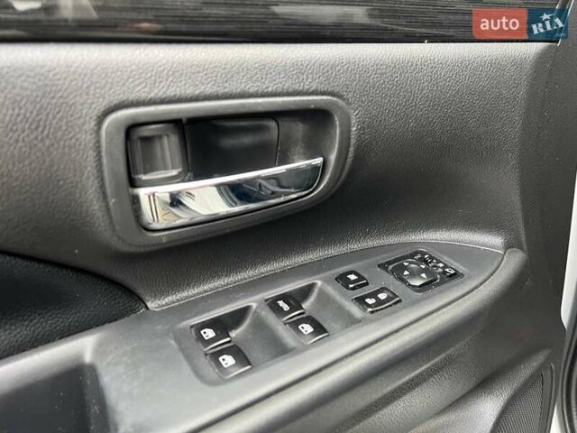 Белый Мицубиси Аутлендер, объемом двигателя 2.36 л и пробегом 153 тыс. км за 15700 $, фото 14 на Automoto.ua