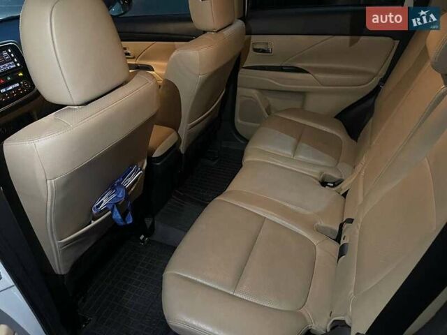 Белый Мицубиси Аутлендер, объемом двигателя 3 л и пробегом 148 тыс. км за 18500 $, фото 11 на Automoto.ua