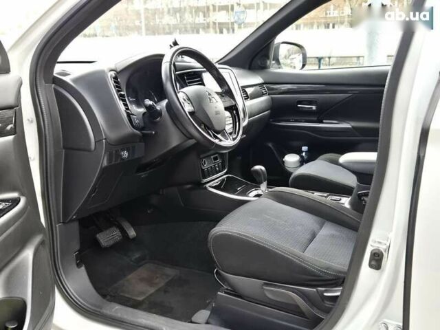 Белый Мицубиси Аутлендер, объемом двигателя 2.4 л и пробегом 115 тыс. км за 19300 $, фото 7 на Automoto.ua