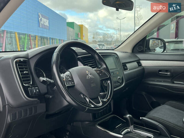 Белый Мицубиси Аутлендер, объемом двигателя 2.36 л и пробегом 210 тыс. км за 12990 $, фото 8 на Automoto.ua