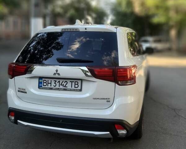 Белый Мицубиси Аутлендер, объемом двигателя 2.36 л и пробегом 90 тыс. км за 15500 $, фото 3 на Automoto.ua