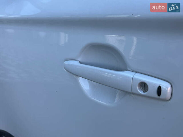 Белый Мицубиси Аутлендер, объемом двигателя 2.4 л и пробегом 210 тыс. км за 13550 $, фото 9 на Automoto.ua