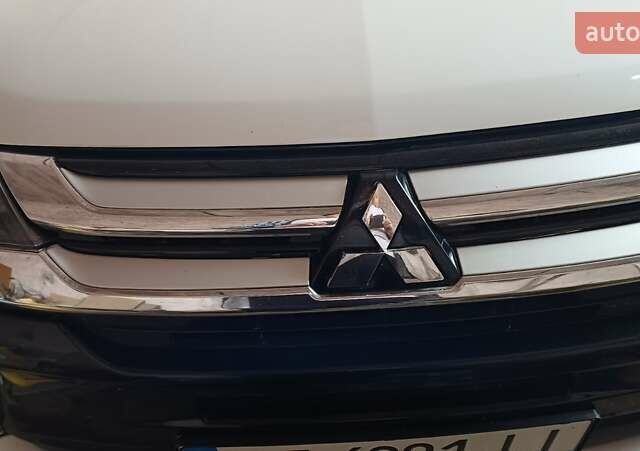 Білий Міцубісі Аутлендер, об'ємом двигуна 2 л та пробігом 115 тис. км за 15000 $, фото 6 на Automoto.ua