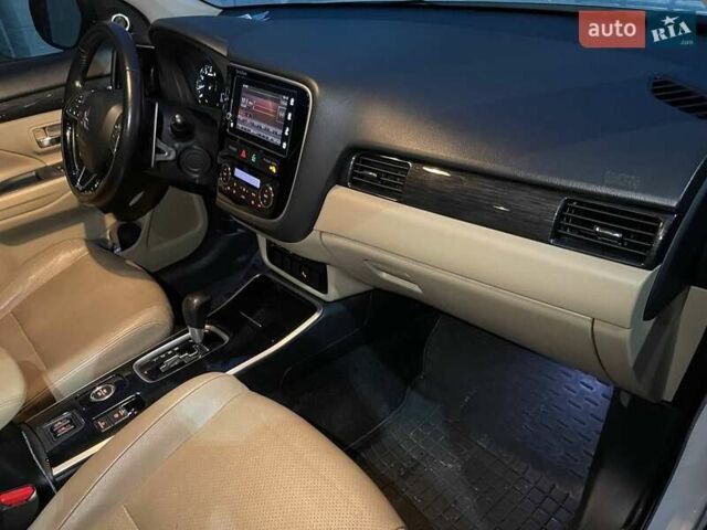 Белый Мицубиси Аутлендер, объемом двигателя 3 л и пробегом 148 тыс. км за 18500 $, фото 7 на Automoto.ua