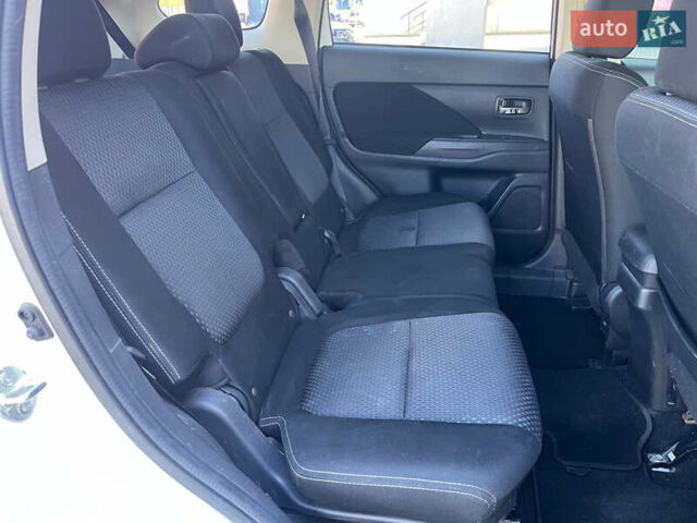 Белый Мицубиси Аутлендер, объемом двигателя 2.4 л и пробегом 210 тыс. км за 13550 $, фото 9 на Automoto.ua