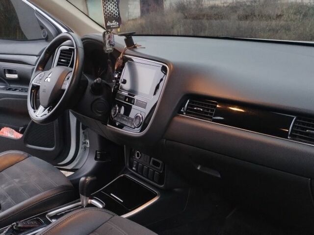 Белый Мицубиси Аутлендер, объемом двигателя 2.4 л и пробегом 122 тыс. км за 17400 $, фото 20 на Automoto.ua