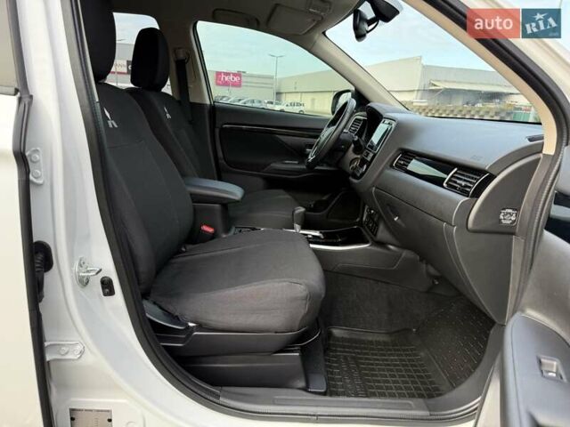 Белый Мицубиси Аутлендер, объемом двигателя 2 л и пробегом 45 тыс. км за 20200 $, фото 59 на Automoto.ua