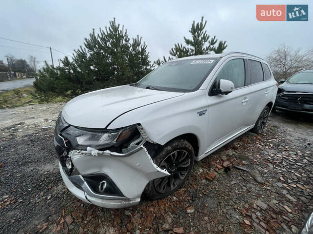 Белый Мицубиси Аутлендер, объемом двигателя 2 л и пробегом 142 тыс. км за 17400 $, фото 3 на Automoto.ua