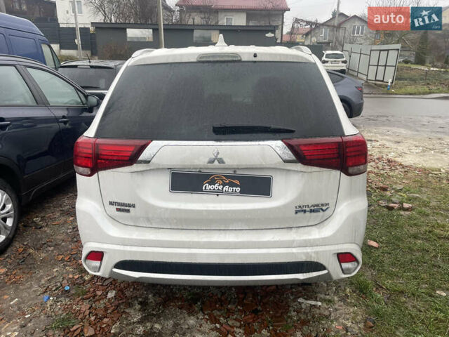 Белый Мицубиси Аутлендер, объемом двигателя 2 л и пробегом 142 тыс. км за 17400 $, фото 6 на Automoto.ua