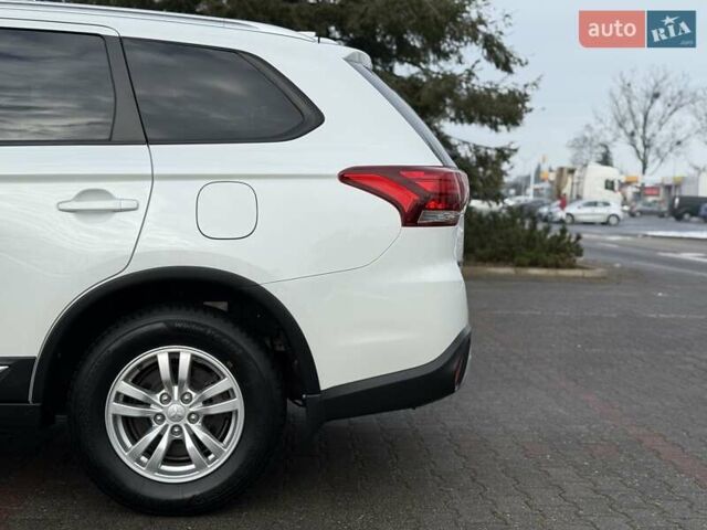 Белый Мицубиси Аутлендер, объемом двигателя 2 л и пробегом 45 тыс. км за 20200 $, фото 11 на Automoto.ua