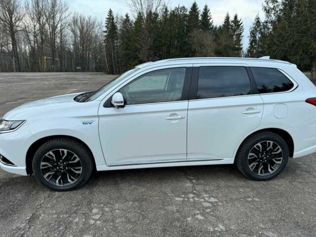 Білий Міцубісі Аутлендер, об'ємом двигуна 0 л та пробігом 130 тис. км за 17000 $, фото 6 на Automoto.ua