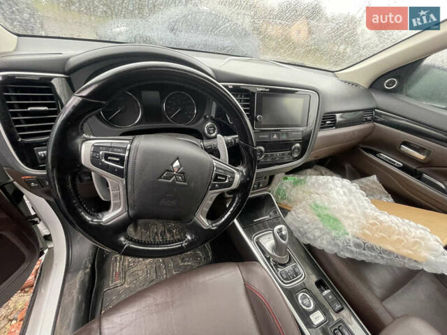 Белый Мицубиси Аутлендер, объемом двигателя 2 л и пробегом 142 тыс. км за 17400 $, фото 8 на Automoto.ua