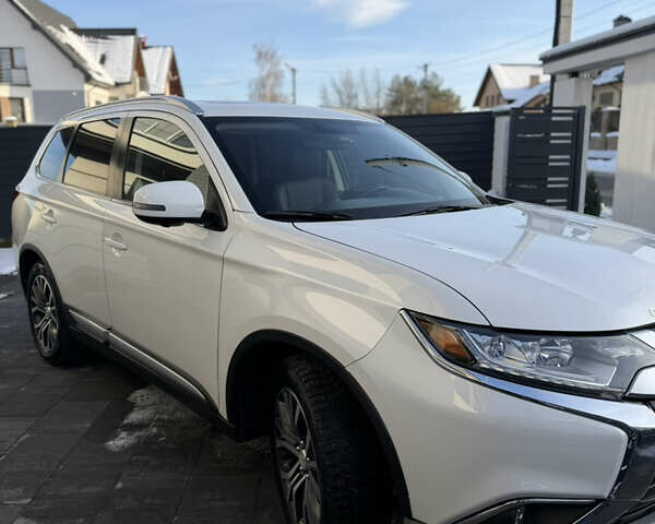 Белый Мицубиси Аутлендер, объемом двигателя 2.4 л и пробегом 91 тыс. км за 19199 $, фото 4 на Automoto.ua