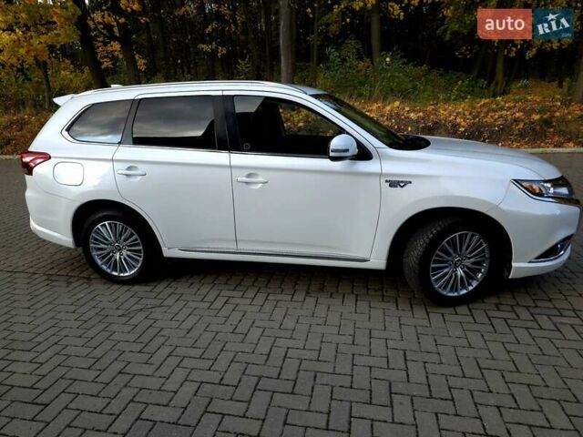 Мицубиси Аутлендер 2018 в Львове на Automoto.ua Белый Мицубиси Аутлендер, объемом двигателя 2 л и пробегом 177 тыс. км за 19950 $, фото 2 на Automoto.ua