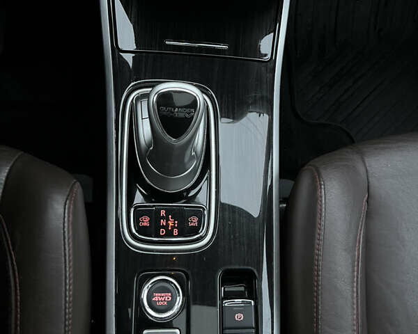 Білий Міцубісі Аутлендер, об'ємом двигуна 2 л та пробігом 191 тис. км за 18800 $, фото 17 на Automoto.ua