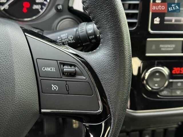 Белый Мицубиси Аутлендер, объемом двигателя 2 л и пробегом 45 тыс. км за 20200 $, фото 47 на Automoto.ua