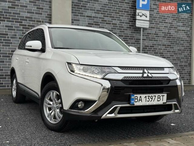 Белый Мицубиси Аутлендер, объемом двигателя 2 л и пробегом 45 тыс. км за 20200 $, фото 32 на Automoto.ua