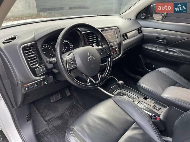 Белый Мицубиси Аутлендер, объемом двигателя 2.36 л и пробегом 112 тыс. км за 21500 $, фото 18 на Automoto.ua