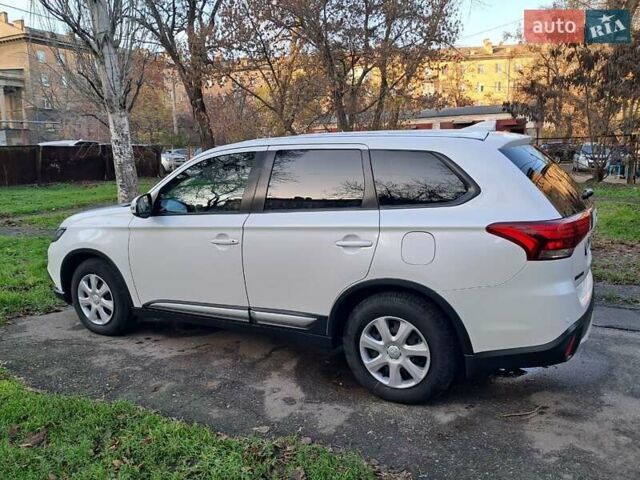 Белый Мицубиси Аутлендер, объемом двигателя 2 л и пробегом 49 тыс. км за 16500 $, фото 1 на Automoto.ua