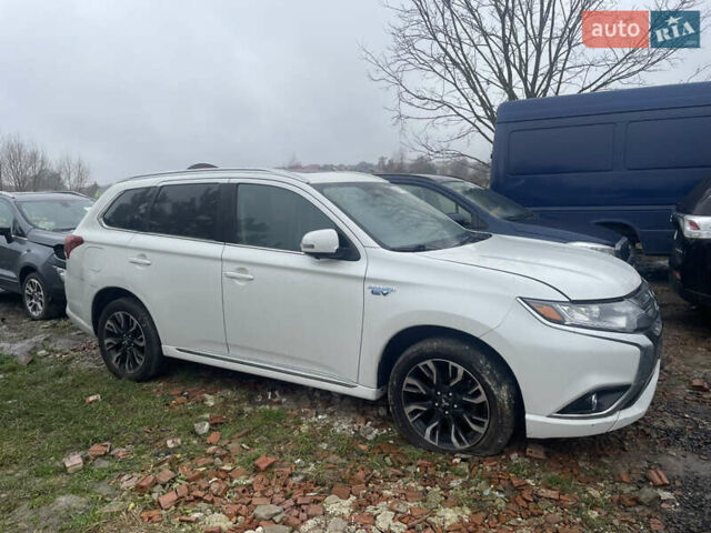 Белый Мицубиси Аутлендер, объемом двигателя 2 л и пробегом 142 тыс. км за 17400 $, фото 2 на Automoto.ua