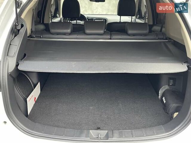 Белый Мицубиси Аутлендер, объемом двигателя 2.36 л и пробегом 112 тыс. км за 21500 $, фото 11 на Automoto.ua