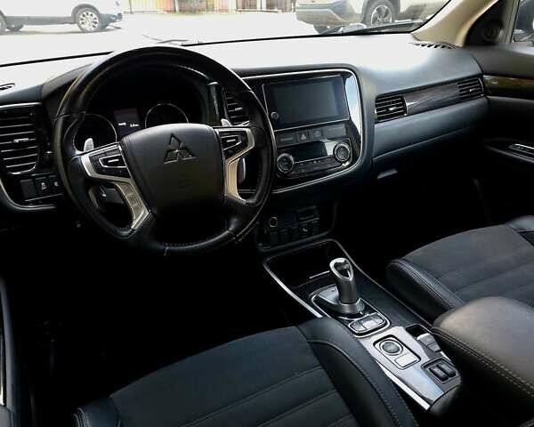 Мицубиси Аутлендер 2018 в Львове на Automoto.ua Белый Мицубиси Аутлендер, объемом двигателя 2 л и пробегом 177 тыс. км за 19950 $, фото 25 на Automoto.ua