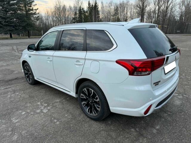 Білий Міцубісі Аутлендер, об'ємом двигуна 0 л та пробігом 130 тис. км за 17000 $, фото 5 на Automoto.ua