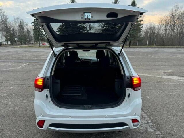 Білий Міцубісі Аутлендер, об'ємом двигуна 0 л та пробігом 130 тис. км за 17000 $, фото 13 на Automoto.ua