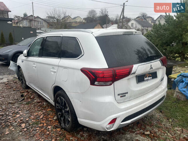 Белый Мицубиси Аутлендер, объемом двигателя 2 л и пробегом 142 тыс. км за 17400 $, фото 5 на Automoto.ua