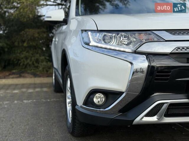 Белый Мицубиси Аутлендер, объемом двигателя 2 л и пробегом 45 тыс. км за 20200 $, фото 36 на Automoto.ua