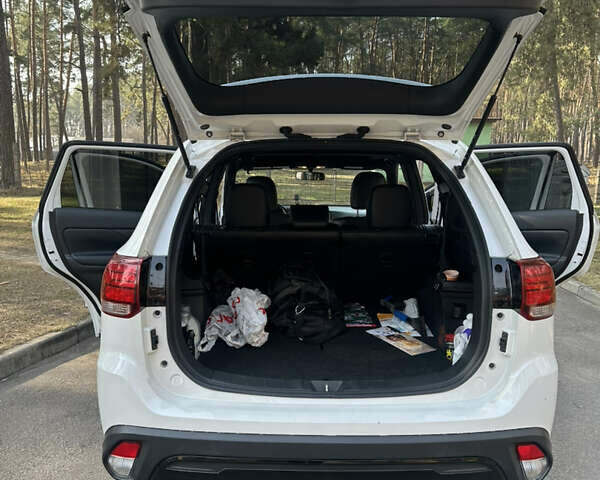 Белый Мицубиси Аутлендер, объемом двигателя 2.36 л и пробегом 114 тыс. км за 16999 $, фото 5 на Automoto.ua