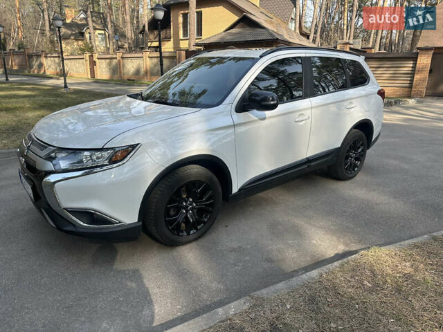 Белый Мицубиси Аутлендер, объемом двигателя 2.36 л и пробегом 114 тыс. км за 16999 $, фото 2 на Automoto.ua