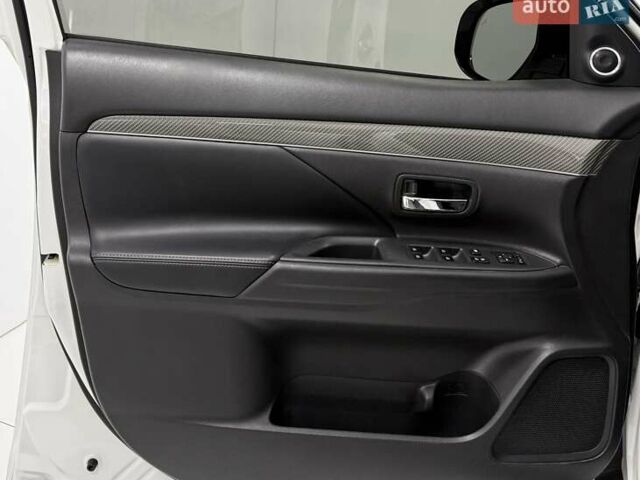 Белый Мицубиси Аутлендер, объемом двигателя 2.36 л и пробегом 112 тыс. км за 21900 $, фото 31 на Automoto.ua