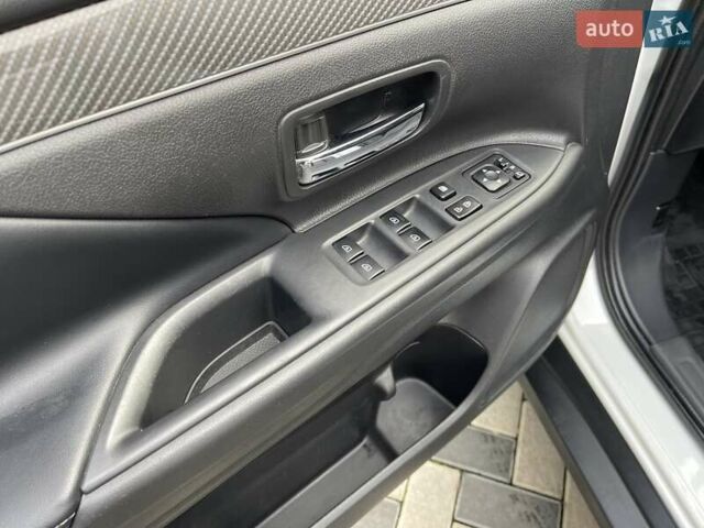 Белый Мицубиси Аутлендер, объемом двигателя 2.36 л и пробегом 112 тыс. км за 21500 $, фото 16 на Automoto.ua