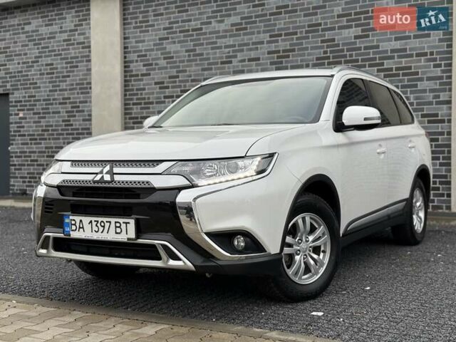 Белый Мицубиси Аутлендер, объемом двигателя 2 л и пробегом 45 тыс. км за 20200 $, фото 3 на Automoto.ua