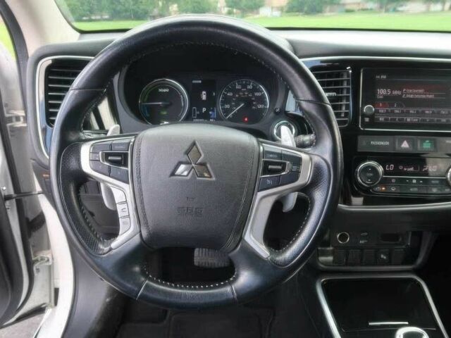 Білий Міцубісі Аутлендер, об'ємом двигуна 2 л та пробігом 40 тис. км за 15000 $, фото 12 на Automoto.ua